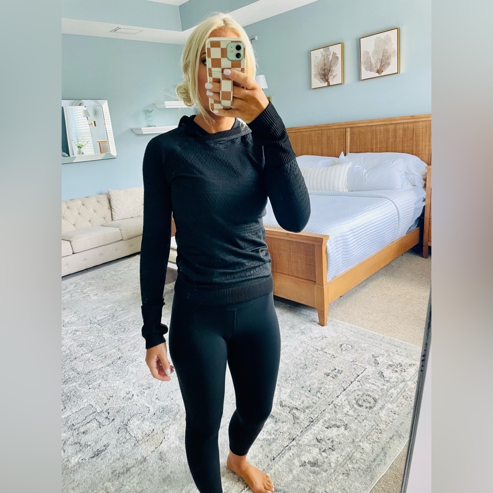 Lululemon long sleeves hooded shirt size 4